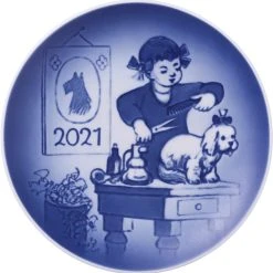 Royal Copenhagen BING & GRØNDAHL SAMLERARTIKLER 2021 B&G Børnenes Dag Platte: Den Lille